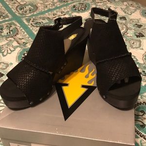 Volatile Black wedge